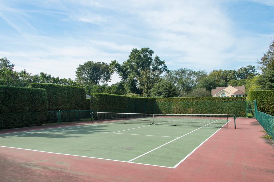 regulation size tennis court