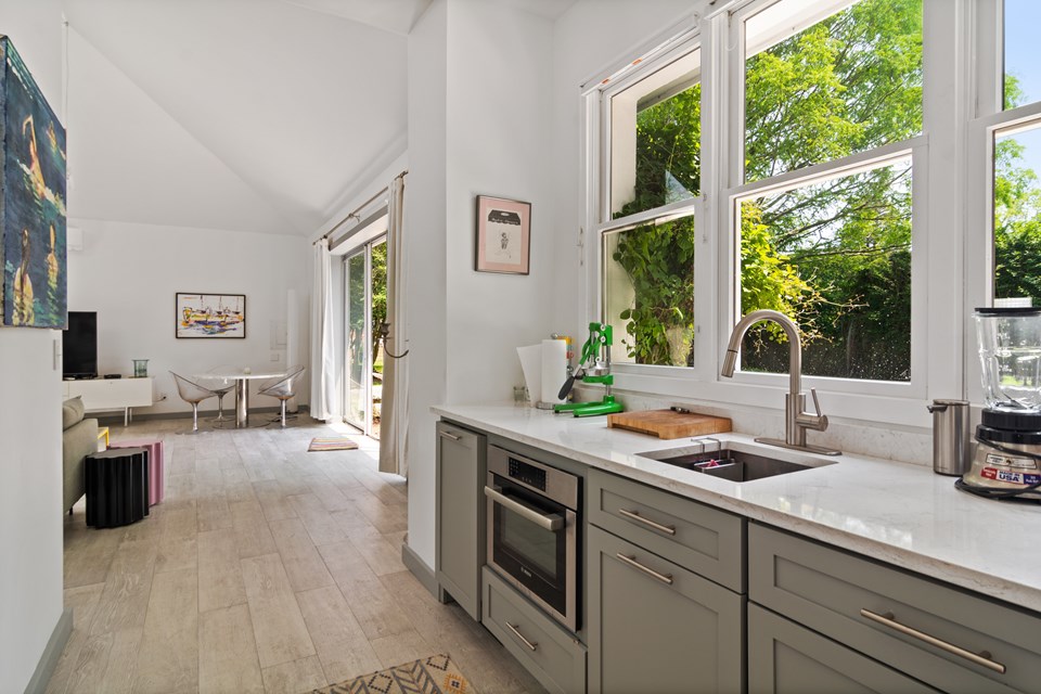 kitchenette in pool house